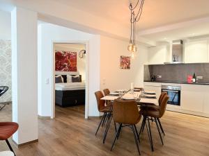 ein Esszimmer und eine Küche mit Tisch und Stühlen in der Unterkunft Exklusives 3 Zi Design Apartment in FR-Altstadt in Freiburg im Breisgau + 35 Fotos