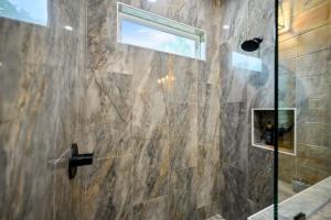 Ένα μπάνιο στο Bearly Creekin'-creekside luxury cabin +41 φωτογραφίες