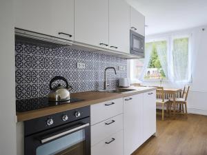 Kuchyň nebo kuchyňský kout v ubytování Apartment Forest line by Interhome
