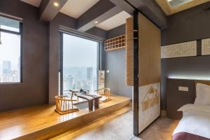 سرير أو أسرّة في غرفة في 重庆解放碑阳崽民宿高层新中式景观Youngzai Apt in Jiefangbei 5