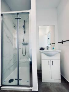 un baño con ducha y lavabo en Beachfront apartment - La Mata, en Torrevieja