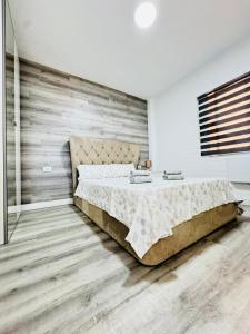 Un dormitorio con una cama grande y suelo de madera. en Beachfront apartment - La Mata, en Torrevieja