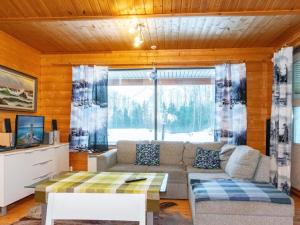 Posezení v ubytování Holiday Home Huvila hietamäki by Interhome