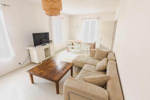 Una sala de estar con un sofá y una mesa de café. en Maison avec parking la Flocellière, en La Flocellière