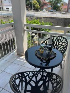 a blue table with a vase on a balcony at Apartment MJ in Čapljina +2 photos