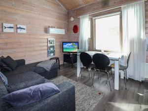 TV a/nebo společenská místnost v ubytování Holiday Home Lähikaltio 330 by Interhome