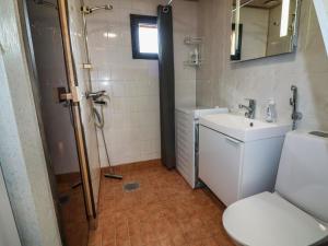 Koupelna v ubytování Holiday Home Lähikaltio 330 by Interhome + 6 fotografií