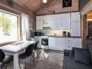 Kuchyň nebo kuchyňský kout v ubytování Holiday Home Lähikaltio 330 by Interhome
