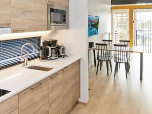 Kuchyň nebo kuchyňský kout v ubytování Holiday Home Lomahuoneisto 64 by Interhome