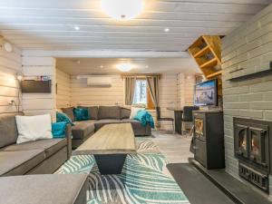 un salon avec un canapé et une cheminée dans l'établissement Holiday Home Villa tintinmaja by Interhome, à Jyväskylä