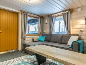 un salon avec un canapé et une table dans l'établissement Holiday Home Villa tintinmaja by Interhome, à Jyväskylä 24 autres photos