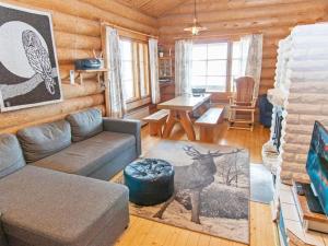 ein Wohnzimmer mit einem Sofa und einem Hirsch darin in der Unterkunft Holiday Home Metsäneuvos by Interhome in Eno