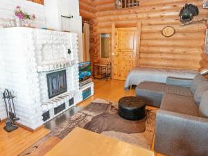 ein Wohnzimmer mit Couch und Kamin in der Unterkunft Holiday Home Metsäneuvos by Interhome in Eno + 8 Fotos