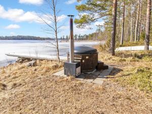 ein Holzofen am Ufer eines Gewässers in der Unterkunft Holiday Home Metsäneuvos by Interhome in Eno