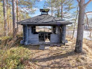 eine kleine Hütte mitten im Wald in der Unterkunft Holiday Home Metsäneuvos by Interhome in Eno