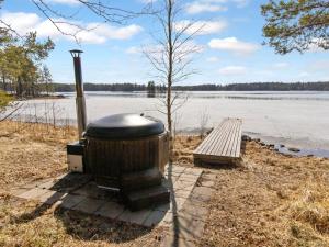 Hilfsgerät, das neben einem Gewässer sitzt in der Unterkunft Holiday Home Metsäneuvos by Interhome in Eno