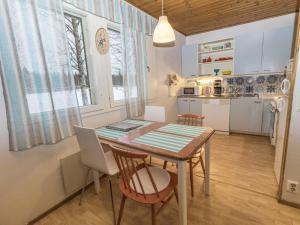 Η κουζίνα ή μικρή κουζίνα στο Holiday Home Villa hepola by Interhome