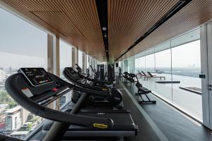 Fitnesscentret og/eller fitnessfaciliteterne på Large apartment 5min from Ekkamai BTS