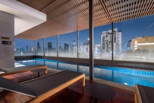 Swimmingpoolen hos eller tæt på Large apartment 5min from Ekkamai BTS