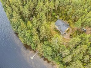 eine Luftaufnahme eines Zeltes auf einer Insel neben Wasser in der Unterkunft Holiday Home Villa niemelänranta by Interhome in Puumala