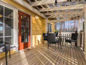 eine Terrasse mit Stühlen und einem Tisch auf einer Terrasse in der Unterkunft Holiday Home Villa niemelänranta by Interhome in Puumala