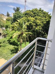 eine Treppe, die zu einem Palmenwald hinaufführt in der Unterkunft Secret serenity homes in Mombasa
