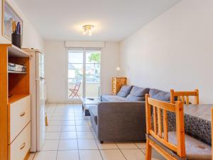 ein Wohnzimmer mit Couch und Tisch in der Unterkunft Apartment Le Manoir-6 by Interhome in Dives-sur-Mer