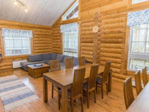 Posezení v ubytování Holiday Home Villa ruhtinas by Interhome