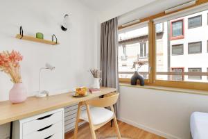 ein Heimbüro mit einem Schreibtisch und einem Fenster in der Unterkunft Résidence Arc de Triomphe avec Rooftop in Paris