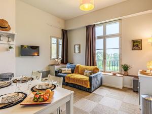 Χώρος καθιστικού στο Apartment Le Château de Kergonano-26 by Interhome