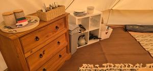 にあるSŵn Y Môr bell tentの木製のドレッサーとテントのある部屋