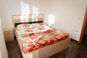 Postel nebo postele na pokoji v ubytování Shengjin Apartments