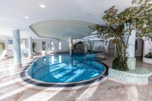 a large swimming pool in a hotel lobby at Hotel Oberlehenhof in San Nicolo d'Ega +24 photos