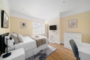 Μια τηλεόραση ή/και κέντρο ψυχαγωγίας στο Stylish Modern 3 Bedroom Home with Garden +2 φωτογραφίες