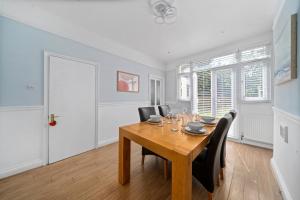 Φωτογραφία από το άλμπουμ του Stylish Modern 3 Bedroom Home with Garden σε Thornton Heath