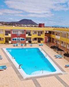 una gran piscina frente a un edificio en Sunset House et piscine, en Parque Holandes