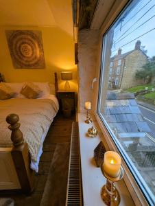 Katil atau katil-katil dalam bilik di Stone cottage, own parking & EV charger -Buttercup