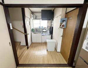 Kuhinja oz. manjša kuhinja v nastanitvi Beginning guest house whole house rent 一棟まるごと貸切の宿 + 28 fotografij