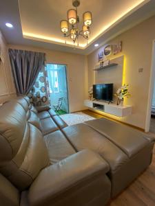 Μια τηλεόραση ή/και κέντρο ψυχαγωγίας στο Syahoney Homestay 2 with NETFLIX