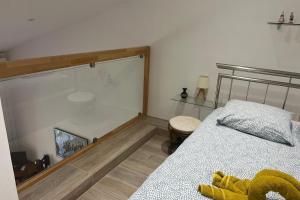 Un dormitorio con una cama y un espejo en la pared. en Renovated 1 bedroom apartment near sea, en Saint-Raphaël