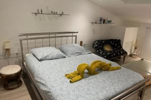 Un animal de peluche en una cama en un dormitorio. en Renovated 1 bedroom apartment near sea, en Saint-Raphaël 4 fotos más