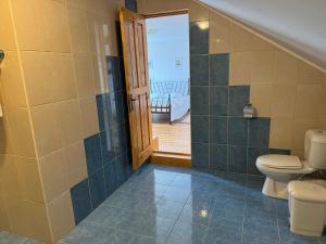 baño con aseo y escalera en Pensiunea Ego, en Bran 78 fotos más