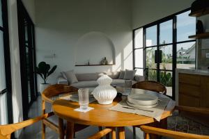 a living room with a table with a vase on it at Villa Alaya No 4 in Cemagi +13 photos