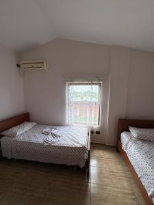 Postel nebo postele na pokoji v ubytování Hotel Vila E Kuqe + 5 fotografií