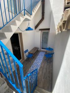 een trap in een huis met blauwe stoelen en een bank bij La Casa dei Venti in Gallipoli