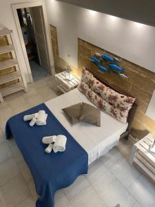 twee handdoeken op een bed met twee kussens erop bij La Casa dei Venti in Gallipoli +35 foto's