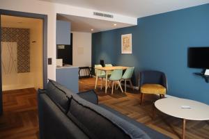ein Wohnzimmer mit Sofa und Tisch in der Unterkunft Hotel Divino by Fimedhotels in Figueres