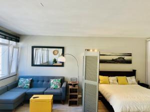 Ένα ή περισσότερα κρεβάτια σε δωμάτιο στο Cozy Stylish Studio in Cape Town