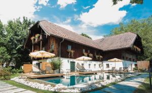 una casa con piscina nel cortile di Der Schlosswirt zu Anif - Biedermeierhotel und Restaurant ad Anif