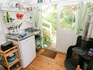 Kuchyň nebo kuchyňský kout v ubytování The Shepherd Hut